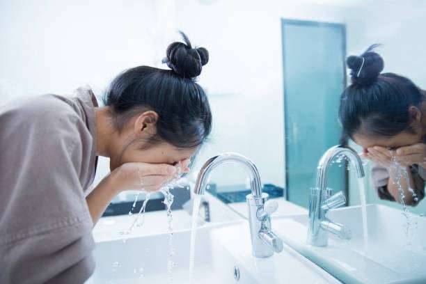 فوائد غسل الوجه قبل النوم