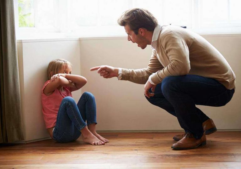 أخطاء يرتكبها الأباء في تربية أبنائهم