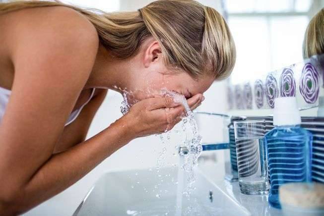 فوائد غسل الوجه قبل النوم 